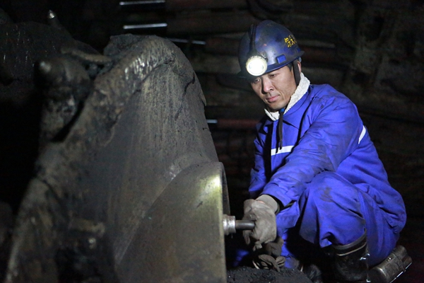 綜采隊工長李普超前維護綜采設(shè)備