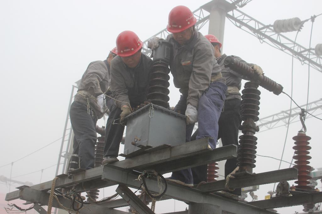 圖為該分公司工作人員更換互感器