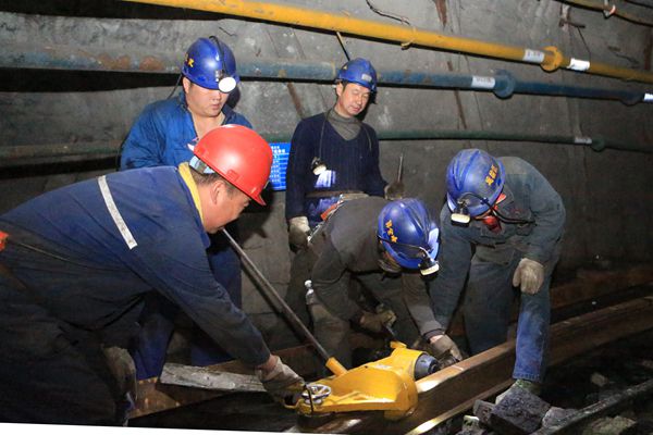 班組職工認(rèn)真進行現(xiàn)場安全“自查”