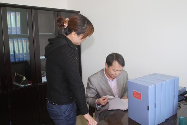 檢查組查閱該礦共青團(tuán)基層管理資料