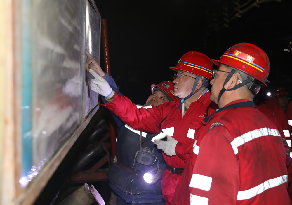 雷鐵山深入玉華礦檢查指導(dǎo)工作