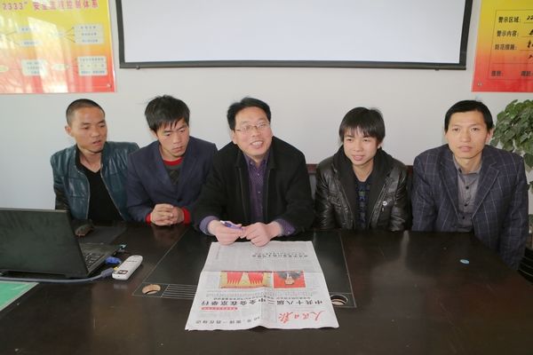 該礦綜掘一隊(duì)干部職工熱議“兩會(huì)”動(dòng)態(tài)