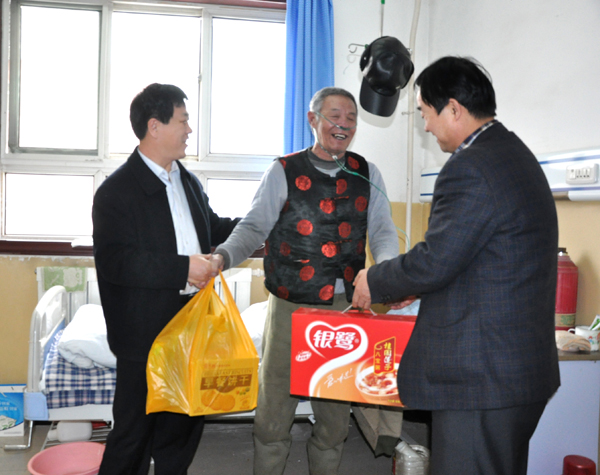 黨委書(shū)記李新中、副書(shū)記兼工會(huì)主席昝六民慰問(wèn)退休患病職工