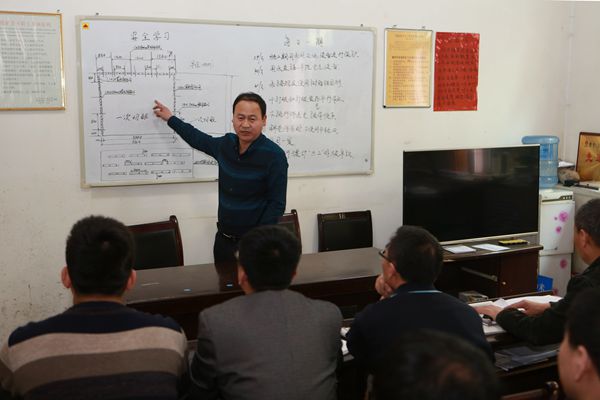 每日安全分析會上區(qū)隊領(lǐng)導(dǎo)分析解決現(xiàn)場施工難點問題