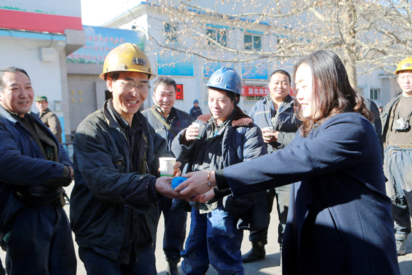 志愿者送茶水活動