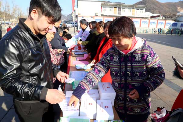 向職工家屬發(fā)放宣傳冊