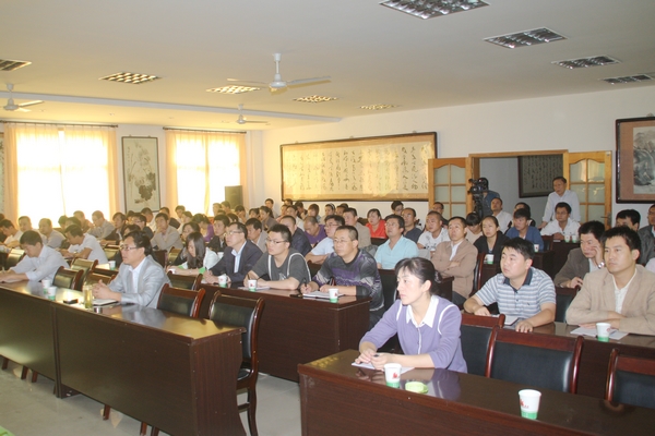 廣大學(xué)員認真聽講