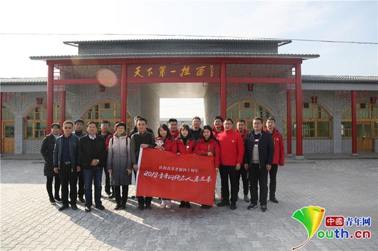 采風(fēng)團(tuán)成員合影留念。閻夢(mèng)圓　攝