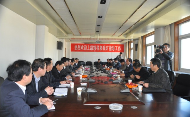 圖為印臺區(qū)政法委一行與玉華礦參會人員進行座談 