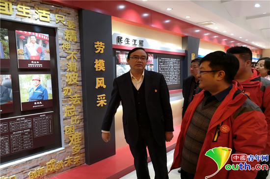 采風(fēng)團(tuán)成員參觀下石節(jié)煤礦。閻夢(mèng)圓　攝