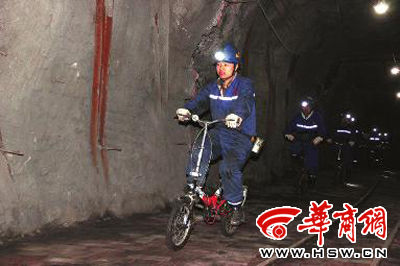　下石節(jié)煤礦工人在礦道里騎自行車本報記者 薛振宇 攝