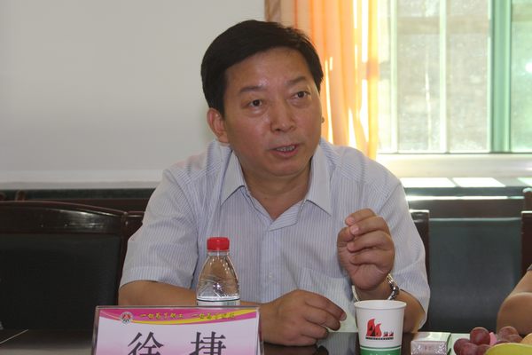 公司黨委副書(shū)記、紀(jì)委書(shū)記徐捷介紹國(guó)資委領(lǐng)導(dǎo)來(lái)礦調(diào)研的目的