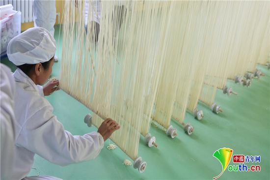 采風(fēng)團(tuán)參觀東莊村手工空心掛面廠。閻夢(mèng)圓　攝