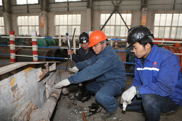 該礦技術(shù)職工與廠方技術(shù)人員精心維護綜掘設(shè)備