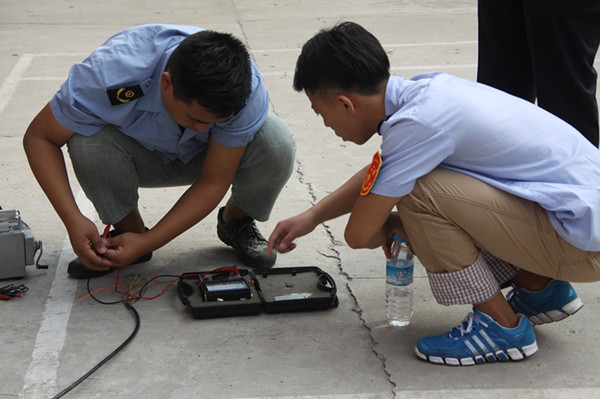 進(jìn)行電纜芯線環(huán)阻和絕緣測(cè)試